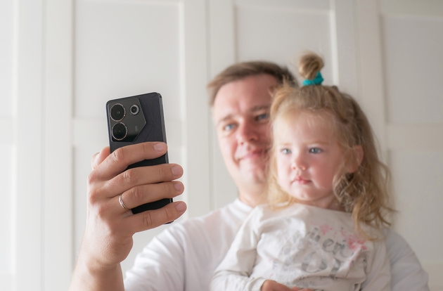 Семейная фотография: на смартфон или на камеру?