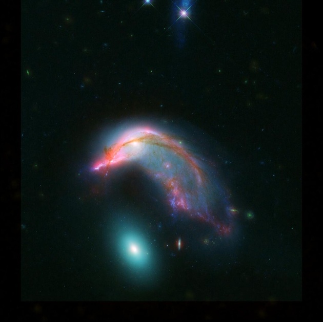 NASA опубликовало снимок пары галактик, похожих на пингвина и яйцо