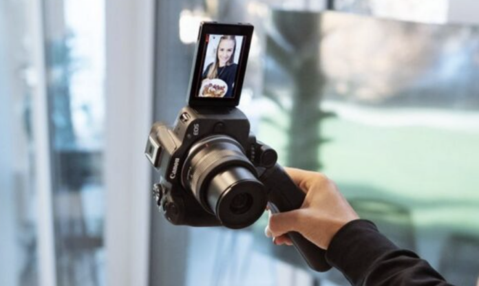 Представлен комплект Canon EOS R50 для блогеров